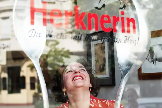 Stefanie Herkner in ihrem Restaurant "Zur Herknerin"