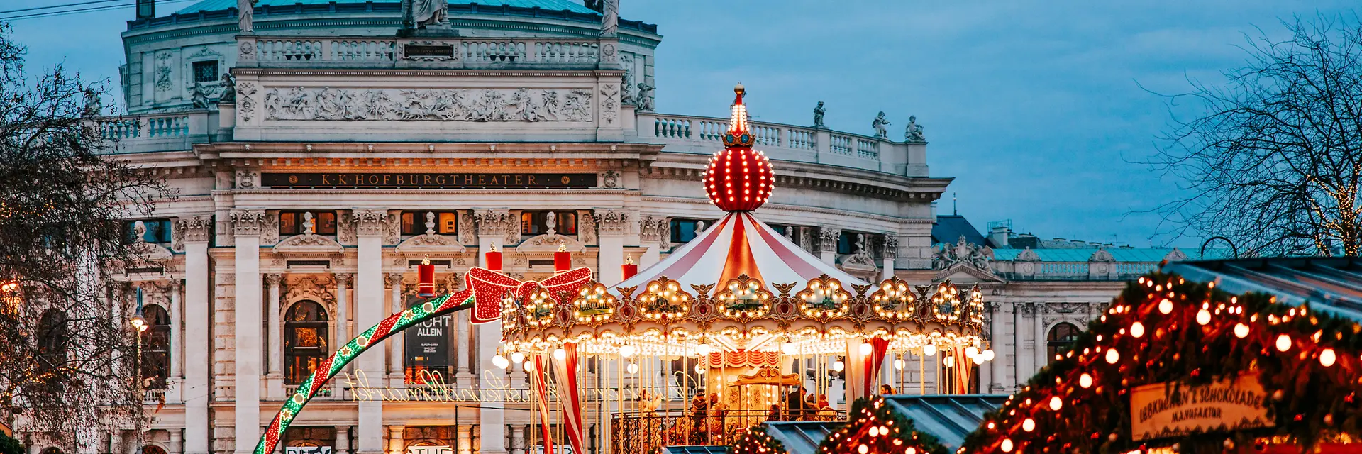 Wiener Christkindlmarkt auf dem Rathausplatz mit Blick auf Burgtheater