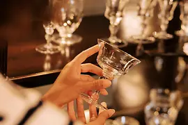 Une femme tient un verre en cristal