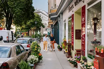 Des gens flânent dans la Servitengasse