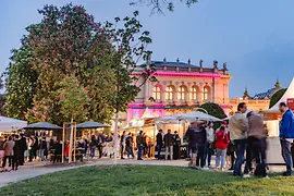 Menschen beim Genuss-Festival im Wiener Stadtpark 