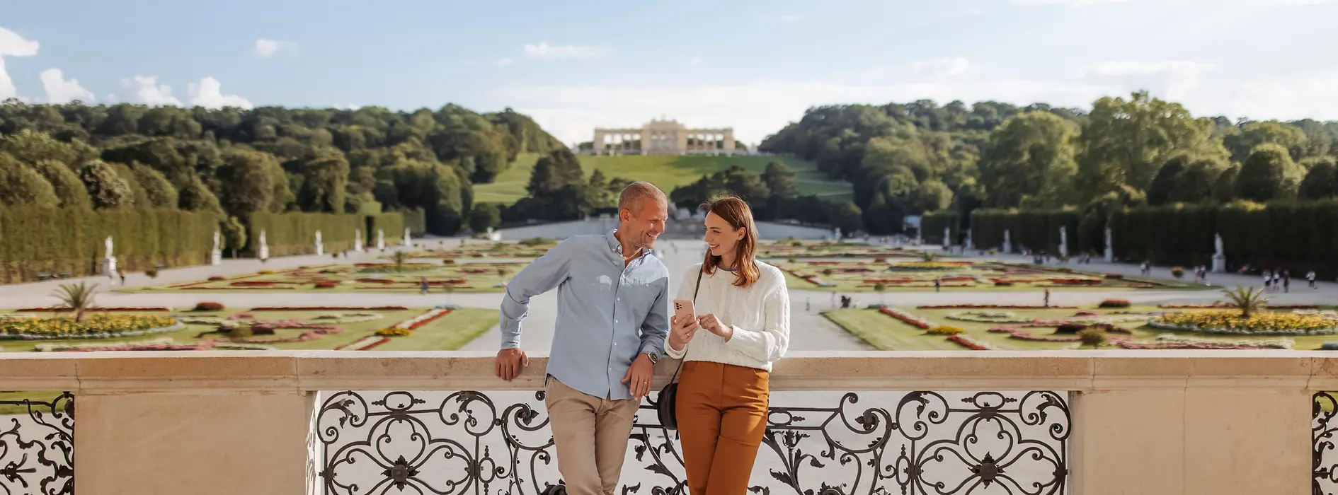 Zwei Menschen in Schönbrunn mit der Gloriette im Hintergrund