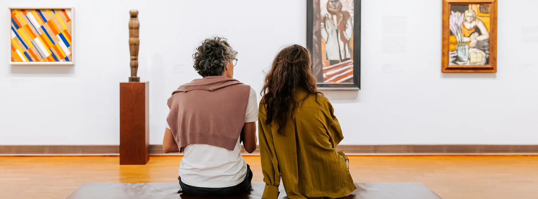 Visite du musée Albertina, deux personnes assises sur un banc regardent de l'art