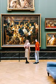 Kunsthistorisches Museum in Wien. Ein Mann und eine Frau sehen sich Bilder aus der Barockzeit an.