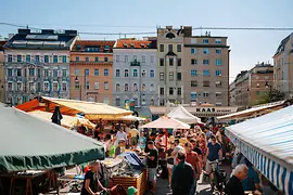 Puestos del mercado y personas alrededor