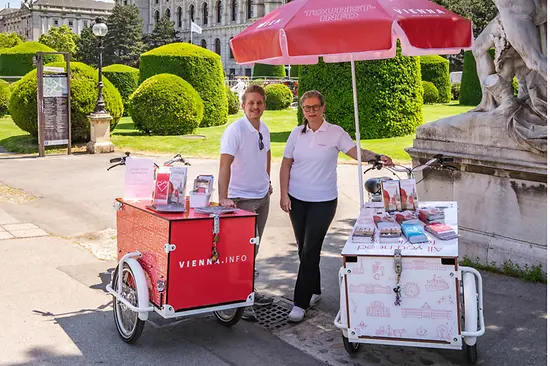 Zwei mobile Tourist-Infos mit Lastenfahrrädern sowie Mitarbeiterin und Mitarbeiter auf dem Maria-Theresien-Platz 