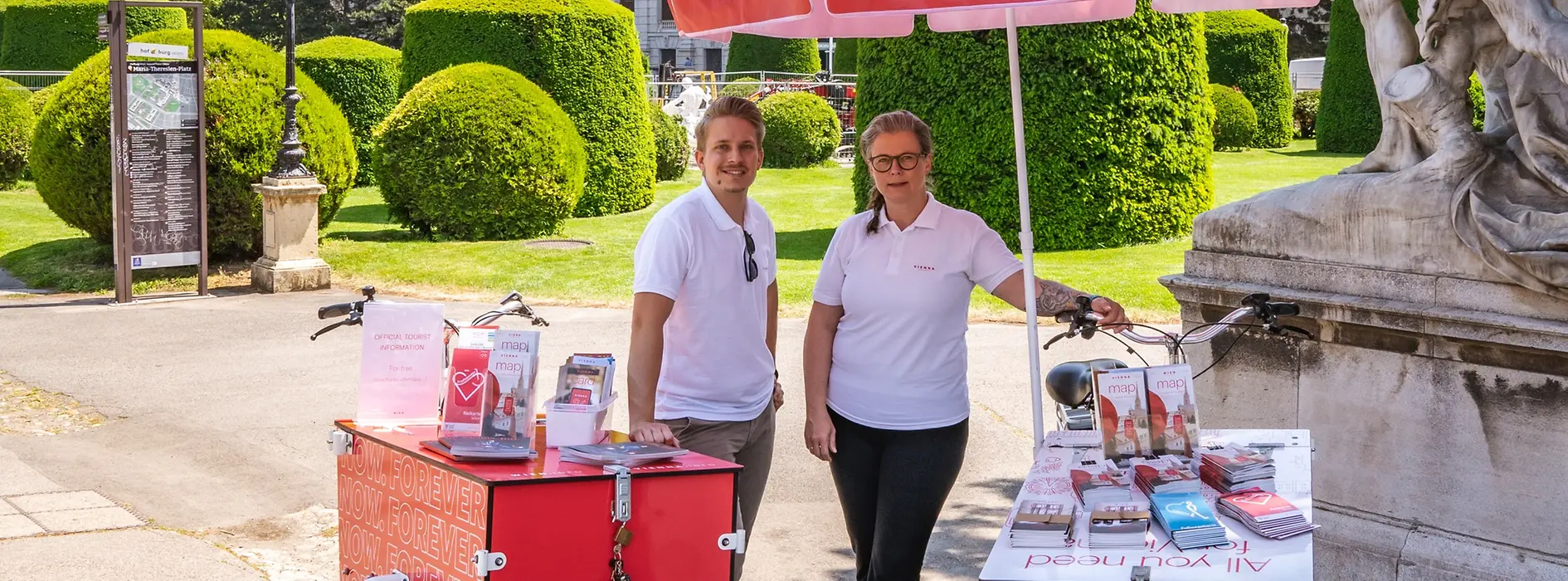 Zwei mobile Tourist-Infos mit Lastenfahrrädern sowie Mitarbeiterin und Mitarbeiter auf dem Maria-Theresien-Platz 