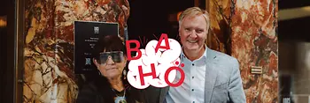 Barbesitzerin Marianne Kohn und Albertina-Direktor Schröder, im Vordergrund Podcast-Logo Bahö