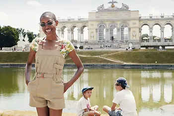 Adia mit ihren Kindern vor der Gloriette