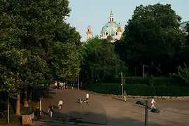 Gußhausviertel, Resselpark, Iglesia de San Carlos