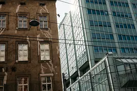 Gußhausviertel, arquitectura, exterior de la fachada de una casa antigua junto a la fachada de un edificio moderno