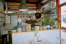 Restaurant Heu & Gabel, Meidlinger Markt, man behind counter