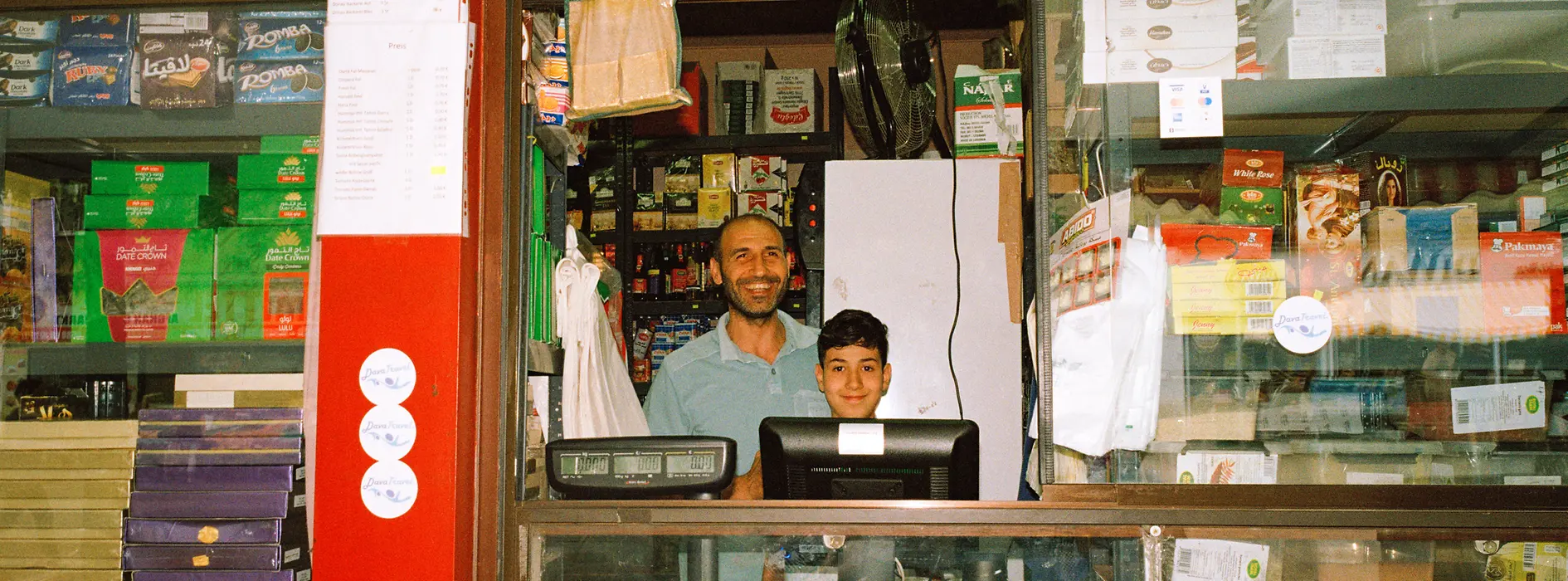 Mercado de Meidling, hombre con un chico en un puesto del mercado