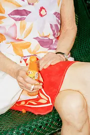 Meidlinger Markt, woman with drinking bottle