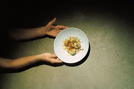 Meidlinger Markt, hands holding a plate