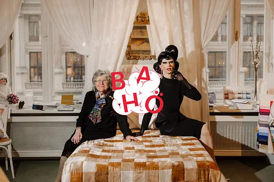 Ältere Dame und Dragqueen sitzen auf einem Bett, im Vordergrund Logo des Podcasts Bahö