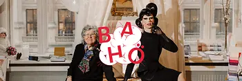 Ältere Dame und Dragqueen sitzen auf einem Bett, im Vordergrund Logo des Podcasts Bahö