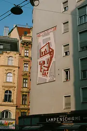 A house on Operngasse with a painted facade depicting the old “Freihaus auf der Wieden”