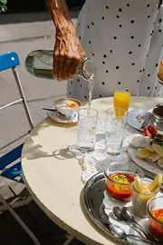 Vista de una mesa puesta en la terraza de la Vollpension