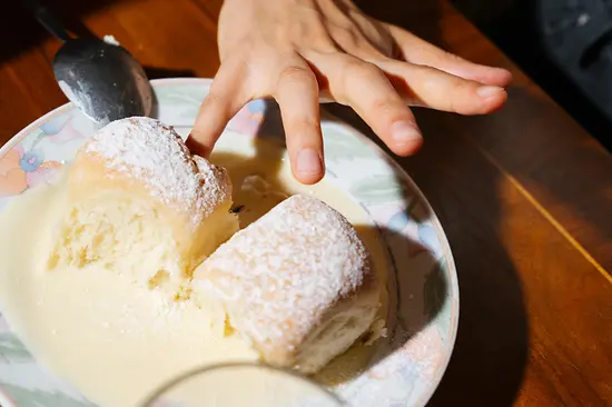 Image of Buchteln (yeast buns) with tasting fingers at the Vollpension café