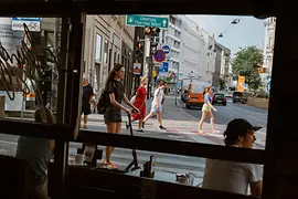 Vista a la calle desde un establecimiento del Freihausviertel