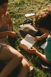 Schweizer Garten, a couple on the grass