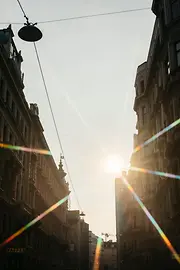 Gußhausviertel, cañón urbano fotografiado contra el sol del atardecer