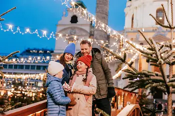 Familie beim Art Advent Karlsplatz