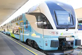 Tren de la línea Westbahn en una estación, vista de la locomotora de frente