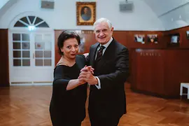 Thomas Schäfer-Elmayer und Adrineh Simonian tanzen miteinander