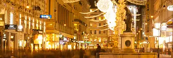 Weihnachtsbeleuchtung auf einer Wiener Einkaufsstraße