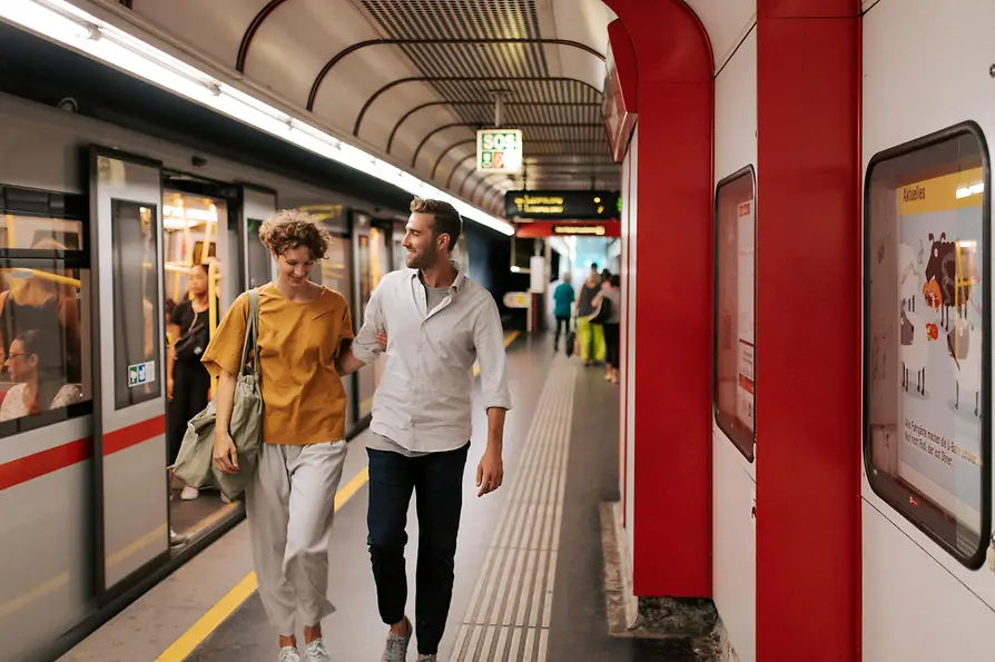 Una pareja joven en una estación de metro de Viena