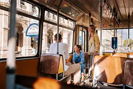 Wiener Linien - Familie in Straßenbahn