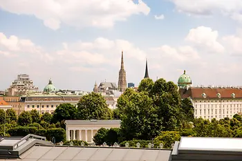 Ausblick über Wien und den Stephansdom von der Terrasse am Parlament