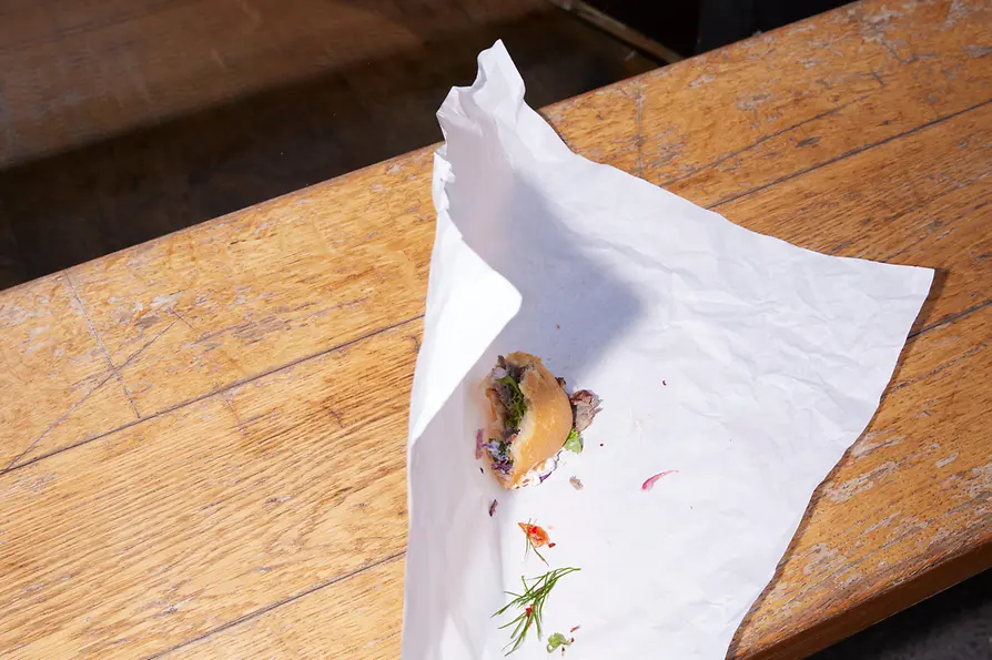 Streetfood, angebissenes Döner-Sandwich