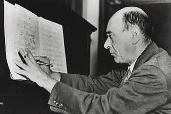 Arnold Schönberg schreibt Noten auf ein Blattpapier, Los Angeles, ca. 1935