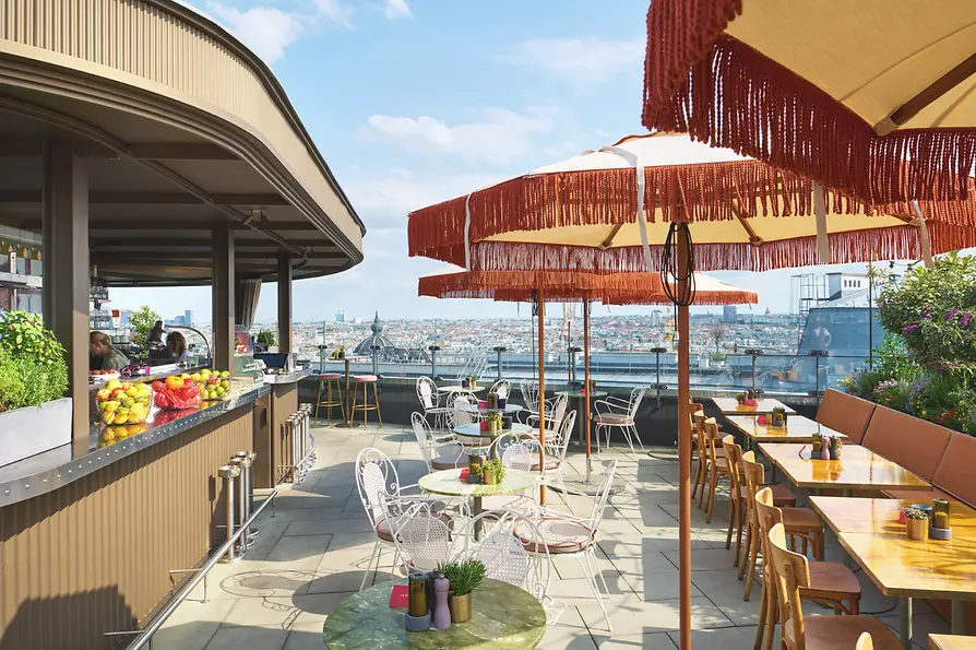 Hotel Motto Rooftop-Bar Chez Bernard, Sommertag, Sicht über Wien