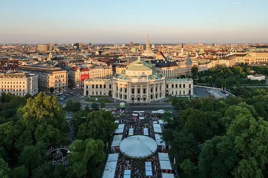 Vista sul Rathausplatz e sul Burgtheater