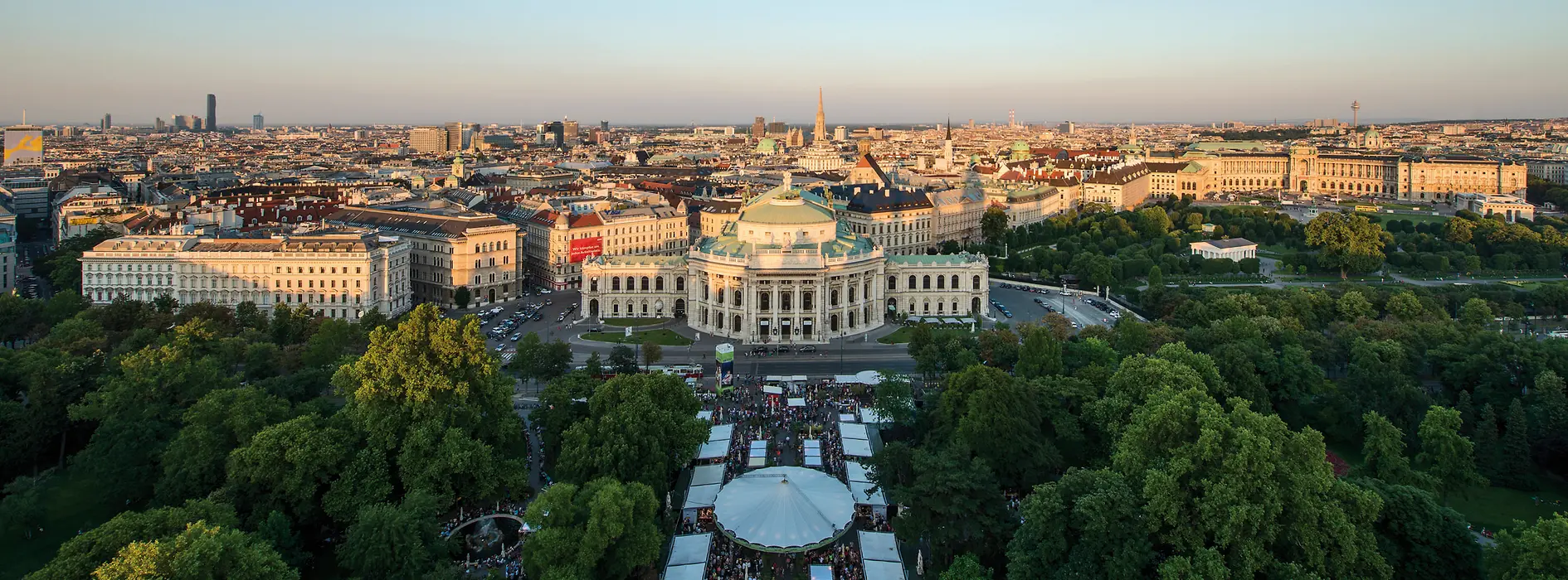 Blick auf Rathausplatz und Burgtheater