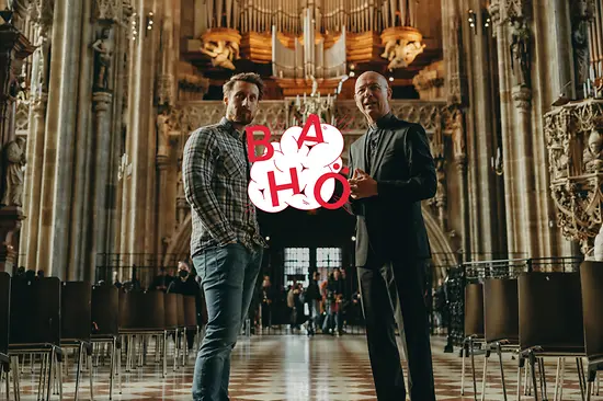 Martin Moder trifft Toni Faber im Stephansdom, im Vordergrund Podcast-Logo Bahö