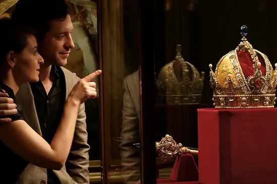 Vienna Treasury, Two visitors look at the Rudolf Crown