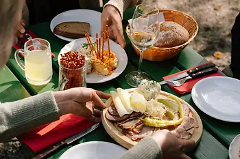 Plats de heurigen typiques et boissons sur une table