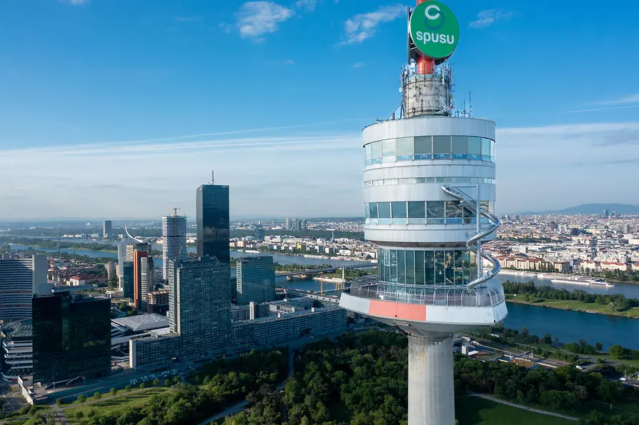 Donauturm mit Rutsche