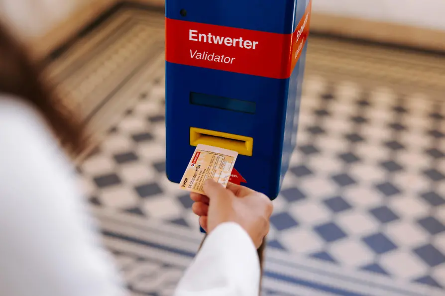 Automat albastru pentru validarea biletelor de călătorie