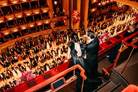 Blick von oben auf die Eröffnung des Wiener Opernballs in der Wiener Staatsoper