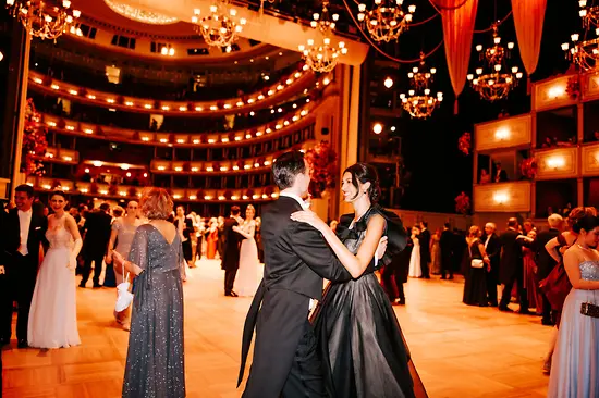 Parejas en la pista durante el baile de la Ópera Nacional de Viena