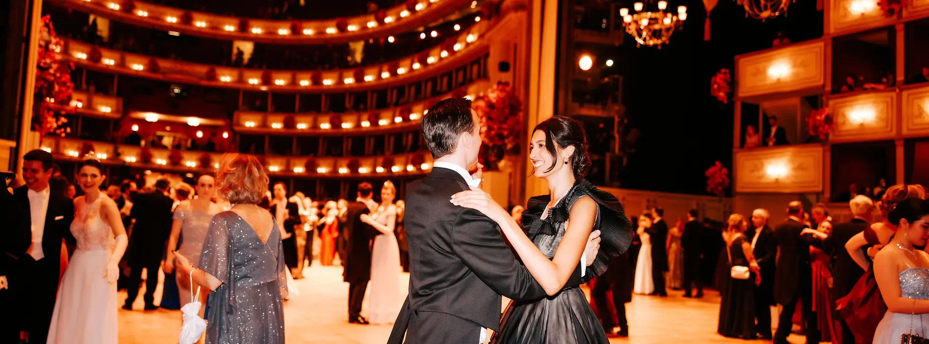 Parejas en la pista durante el baile de la Ópera Nacional de Viena