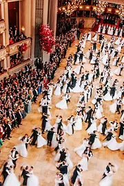 Coppie debuttanti intente a danzare all’apertura del Ballo dell’Opera all’Opera di Stato di Vienna