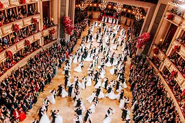 Parejas de debutantes bailando en la inauguración del baile de la Ópera Nacional de Viena