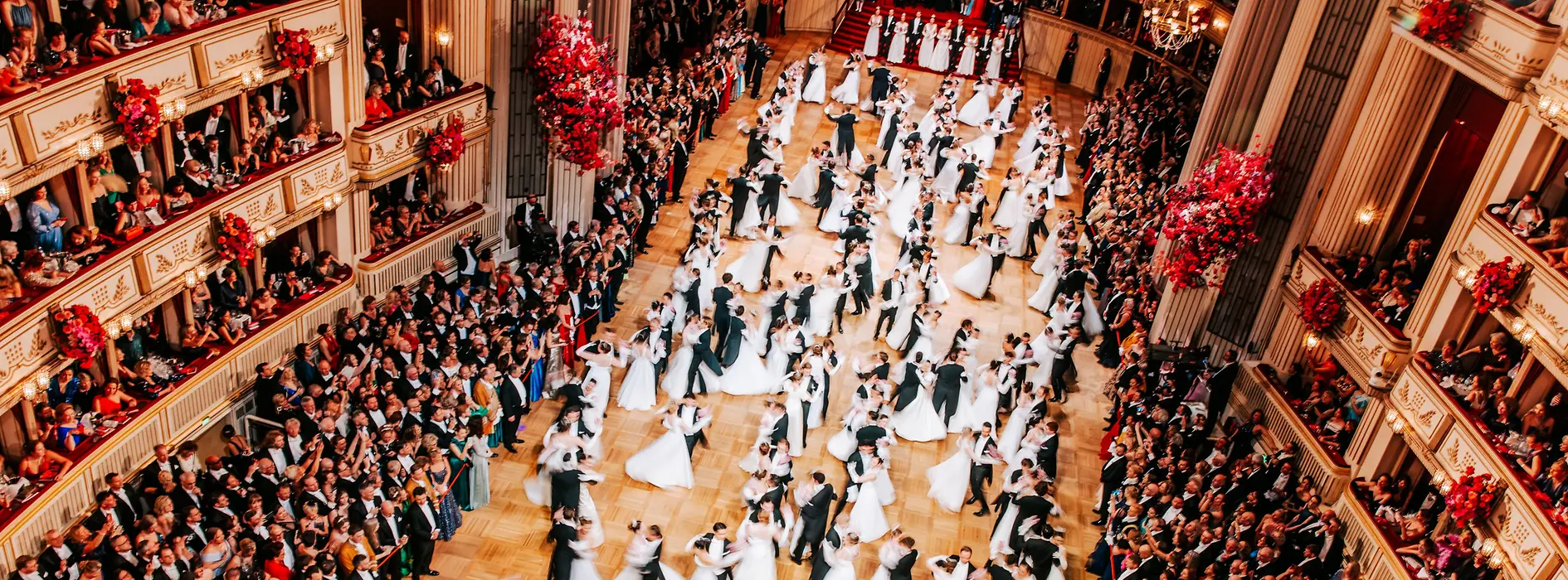 Tanzende Debüntantenpaare bei der Eröffnung des Wiener Opernballs in der Wiener Staatsoper